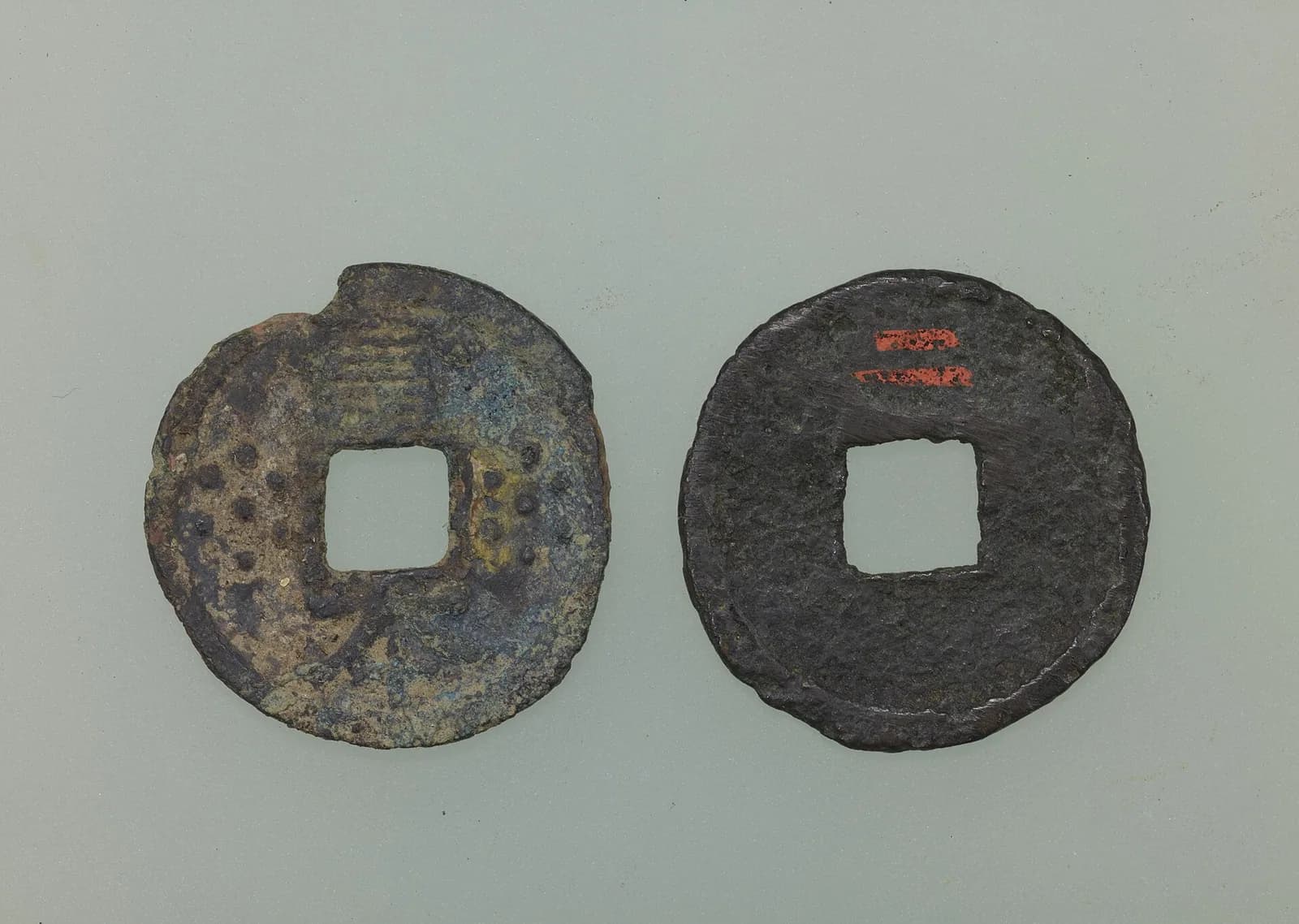 Japanese holed coins (square-holed cash coins) (photo: Wikimedia Commons)
