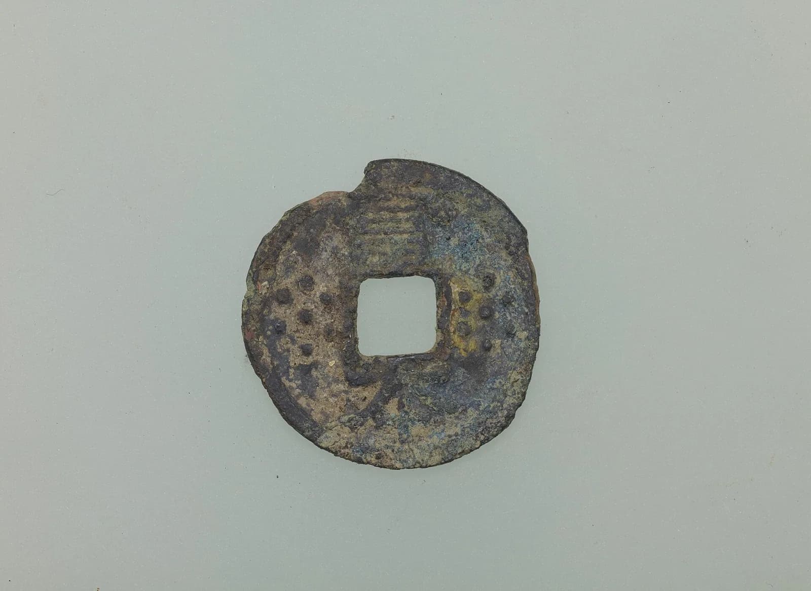 日本の穴銭（方孔銭）（写真: Wikimedia Commons）