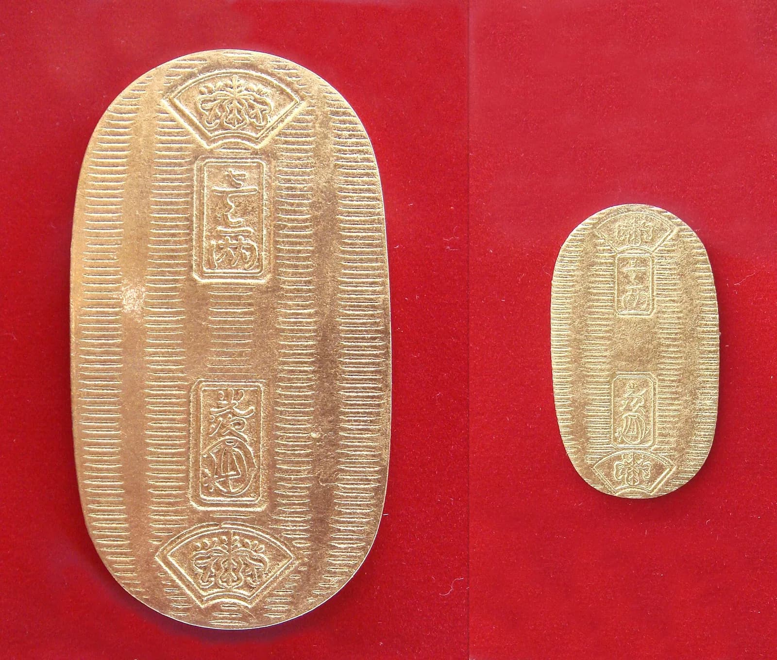 Edo-period gold coins (photo: Wikimedia Commons)