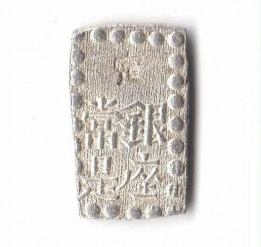 江戸〜明治初期の銀貨（写真: Wikimedia Commons）