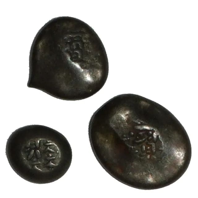 江戸〜明治初期の銀貨（写真: Wikimedia Commons）