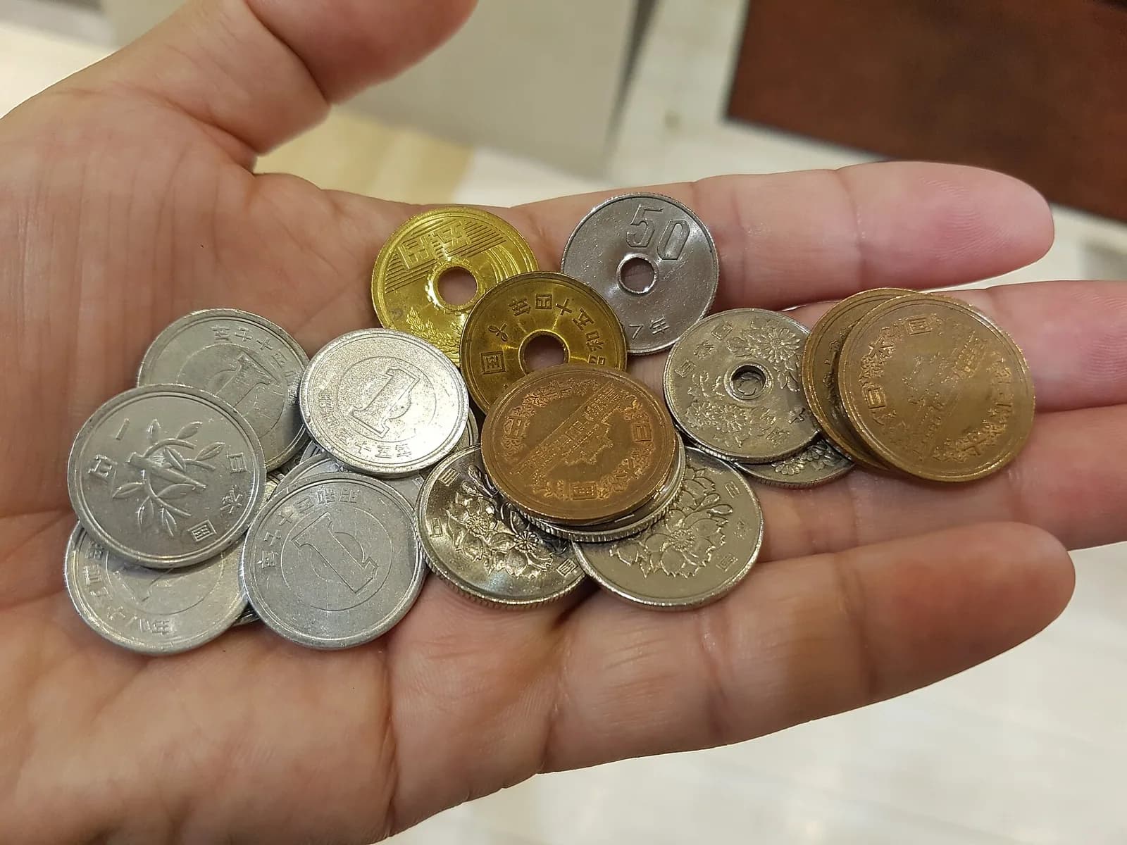 参考図版 近代日本の貨幣。この項目の貨幣そのものではありません