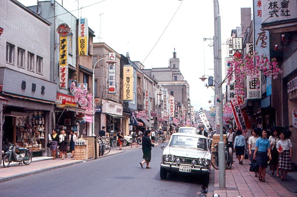 貨幣の計量と両替の道具・金座銀座ゆかりの地（写真: Wikimedia Commons）