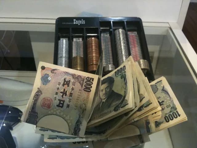 近代日本の貨幣(写真: Wikimedia Commons)